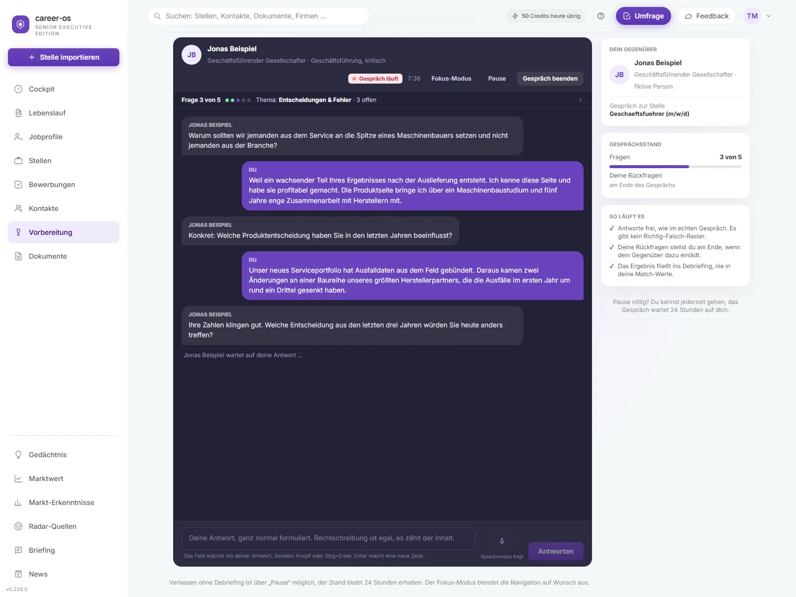 Interview-Simulation in synvyr: ein laufendes Übungsgespräch mit einem fiktiven Gesprächspartner, seinen Fragen und den eigenen Antworten, dazu die Buttons Pause, Gespräch beenden und Antworten.